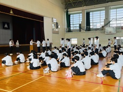 ３